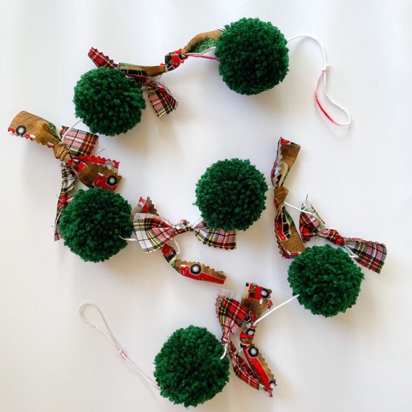 ADORABLE CHRISTMAS POMPOMS - Picture 1 of 3